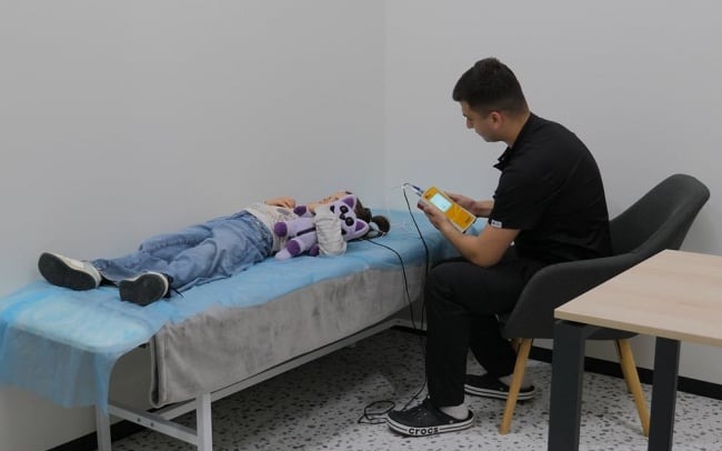 ВАШ СЛУХ НАША ТУРБОТА, медичний центр на Дніпровській набережній